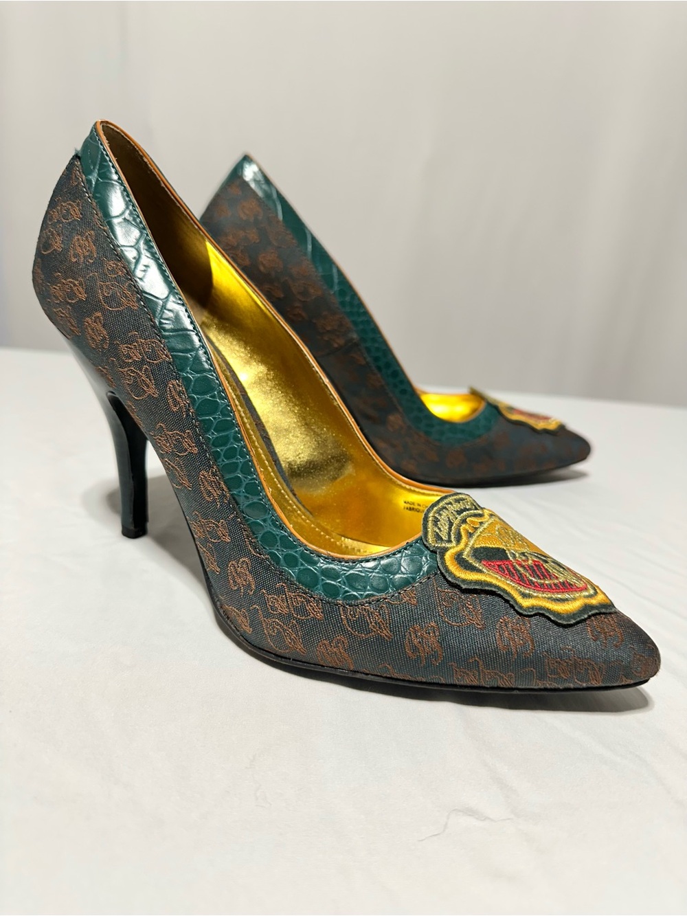 Baby Phat Y2K Monogram Crest Stiletto Pumps Green Gold Pointed Toe 8B